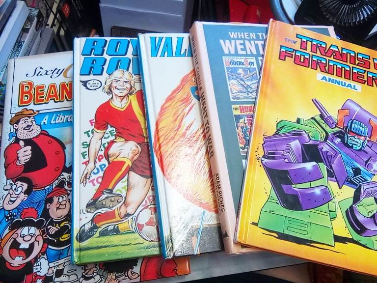 5 ANNUALS VALIANT 1971 TRANSFORMERS BEANO DANDY ROY ROVERS WENT TO WAR 