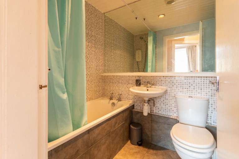 Delightful, 2nd floor, 1 bedroom, furnished flat off Ferry Road – available January