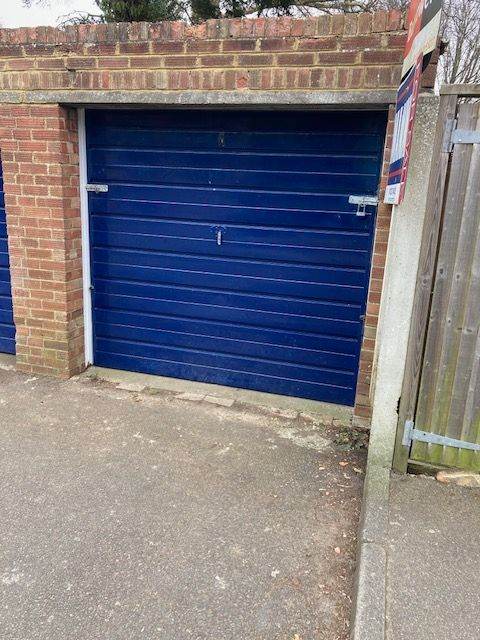 LOCK   UP   GARAGE   TO   RENT