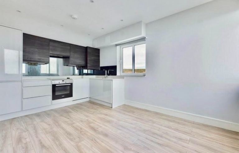 Stunning 1 bed flat with sea view, available now 