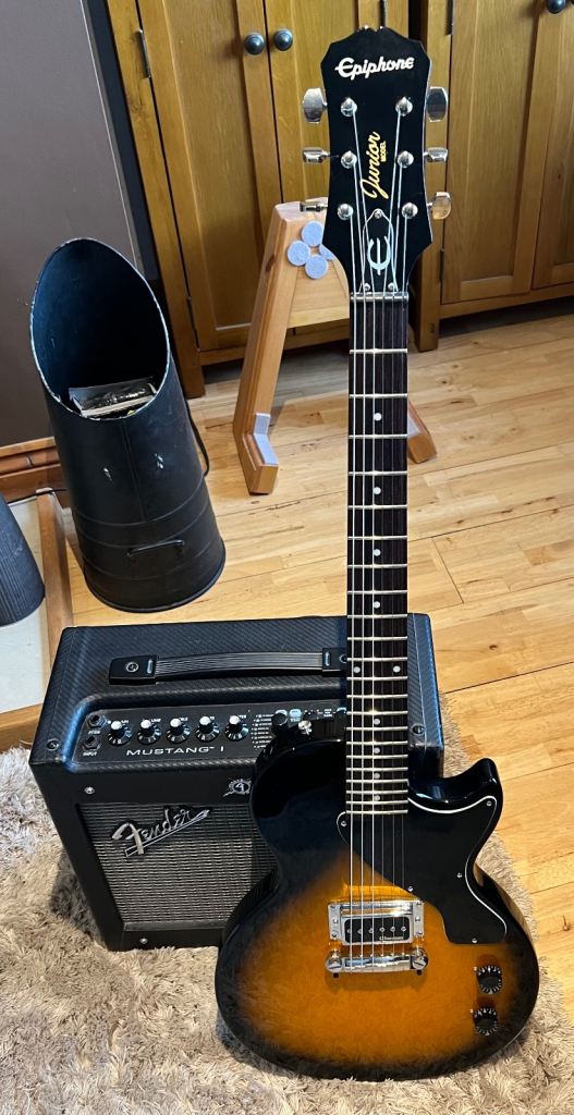 Epiphone junior and fender mustang amplifier