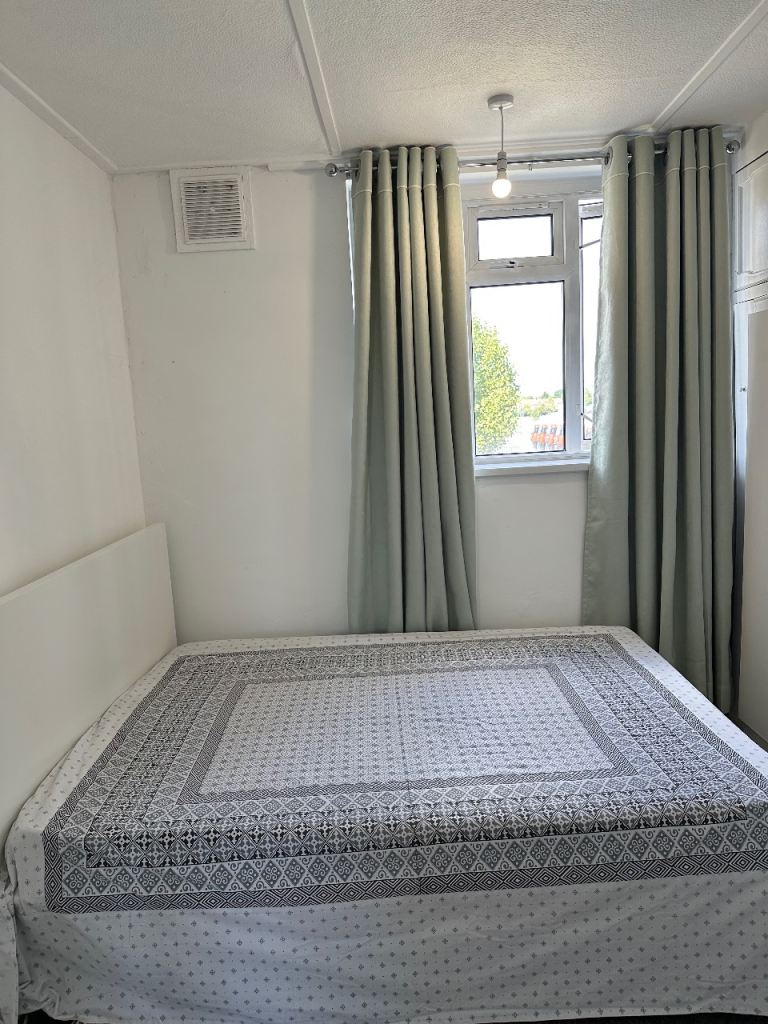 Specious double room to rent near barking station 