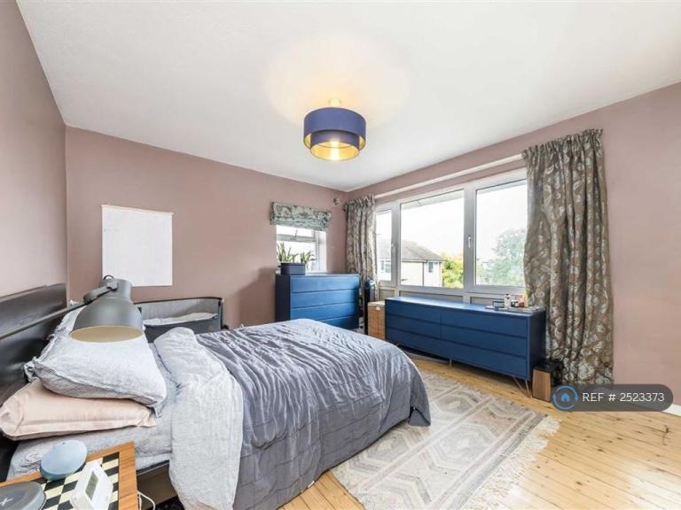 2 bedroom flat in Courtlands Avenue, London, SE12 (2 bed) (#2523373)