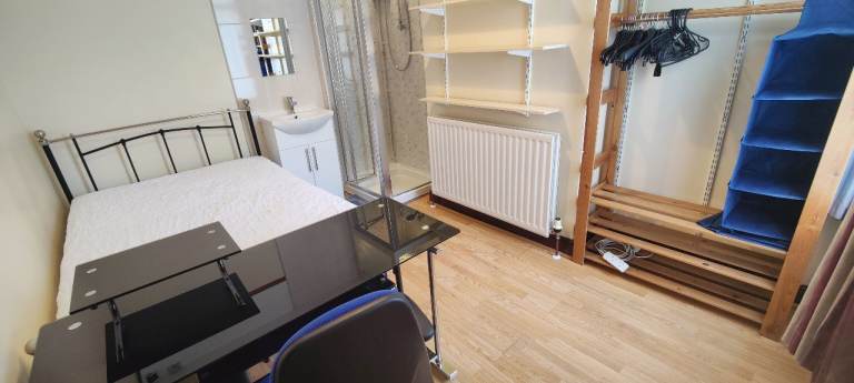 Double room with private shower and sink 
