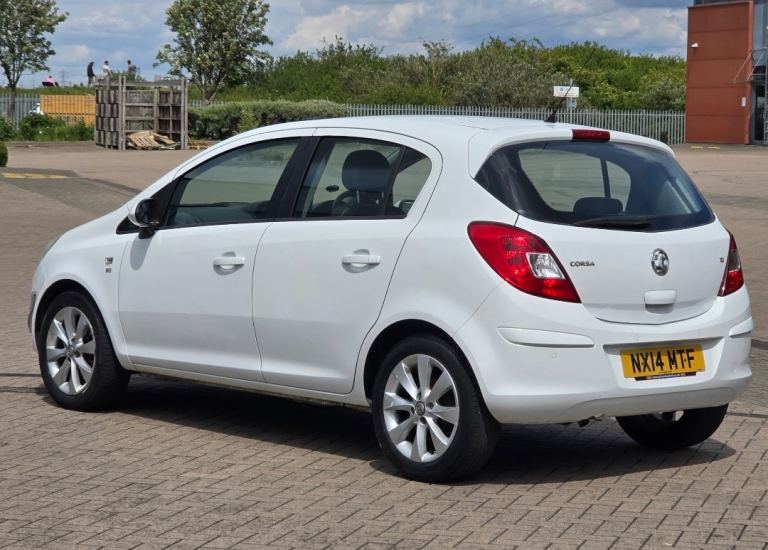 CORSA 1.2 PETROL MANUAL IN TOP CONDITION. LONG MOT. PARKING SENSORS. HEATED SEAT