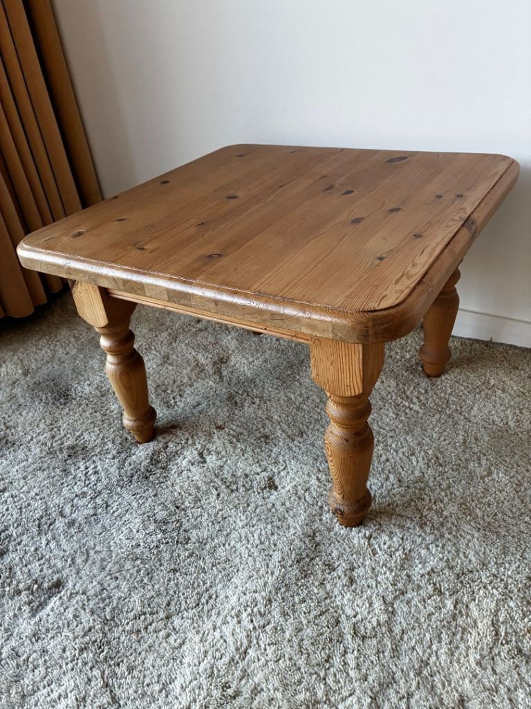 Pair of Solid Wood Coffee Tables with Turned Legs – Good Condition