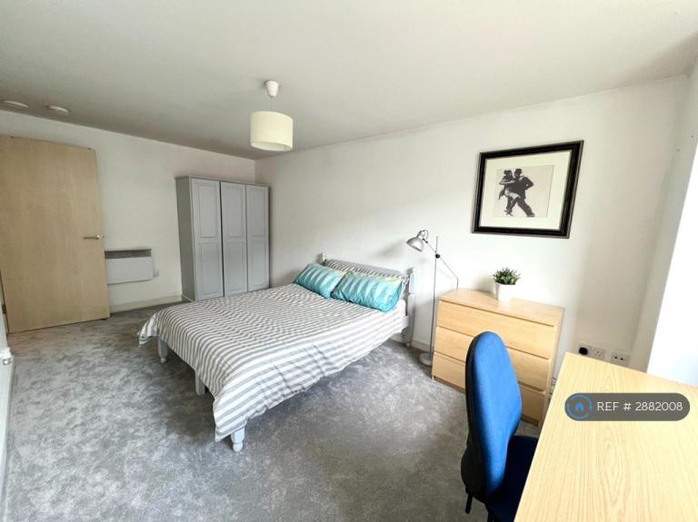 2 bedroom flat in The Quadrangle, Manchester, M1 (2 bed) (#2882008)