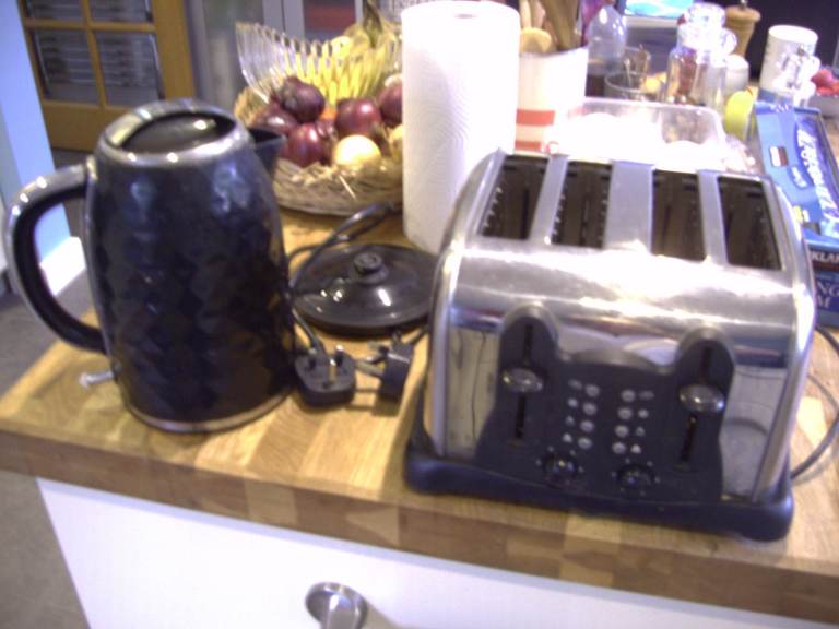 Breville 4 slice Toaster, George Fast Kettle. Upcycle, recycle, reuse, save. Minor issues. Working.