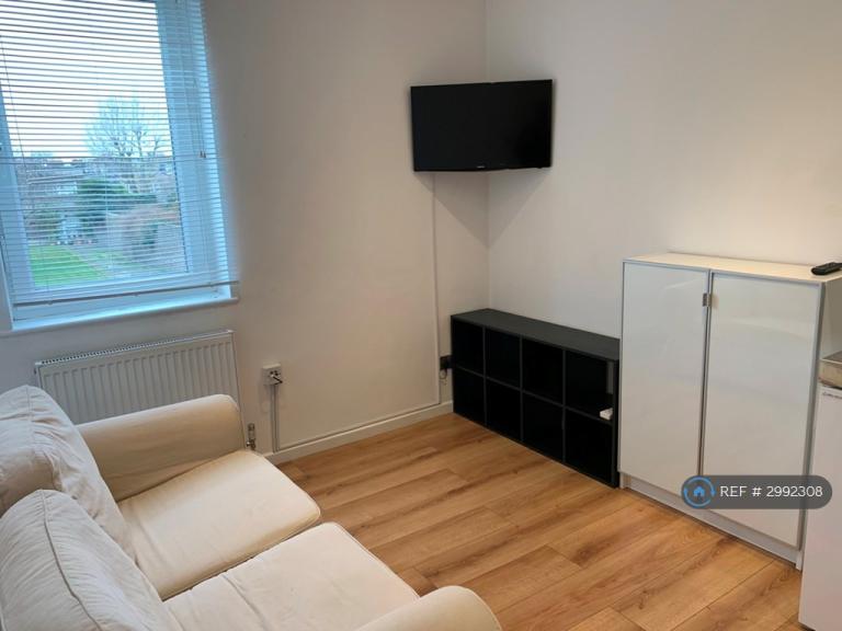 1 bedroom flat in Fulham, London, SW6 (1 bed) (#2992308)