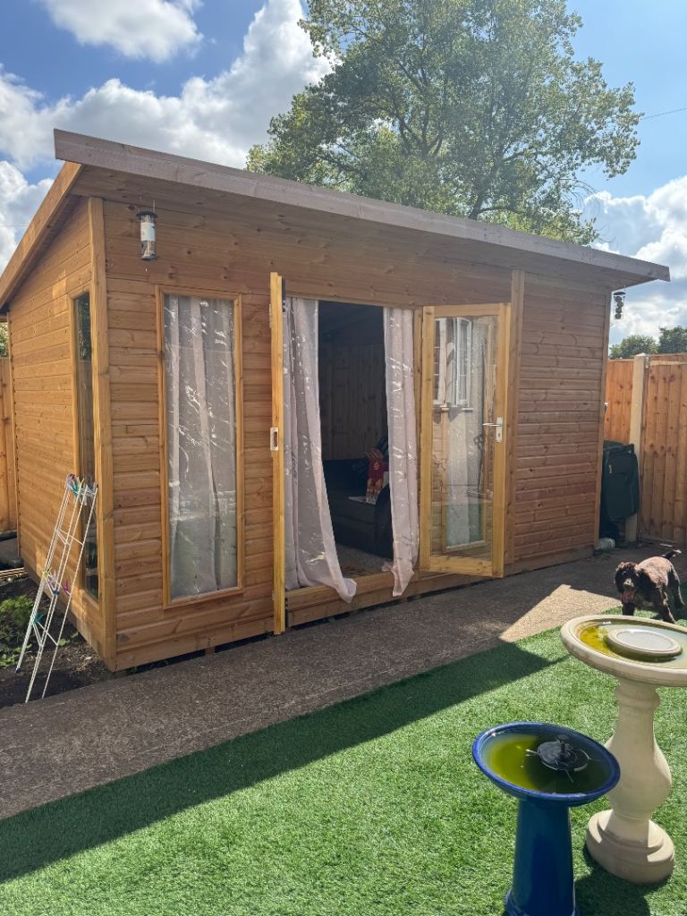 Wooden Garden Shed / Summer House – Good Condition