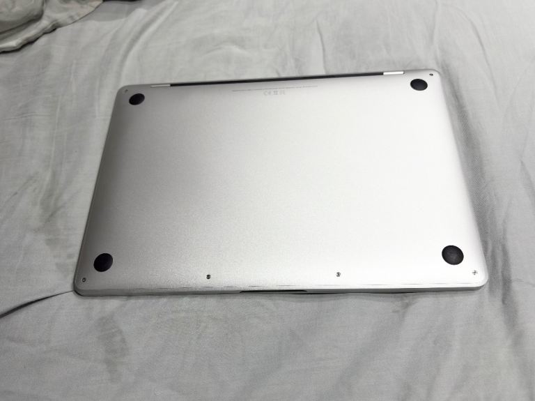 CAN HAND DELIVER,CYCLE COUNT 140 , MACBOOK PRO 2019 13” LAPTOP I5,8GB RAM,256 GB,SILVER FULL WORKING