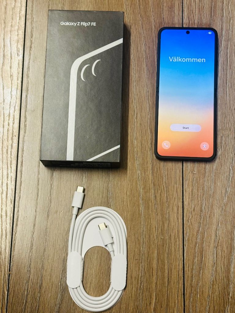 Samsung Galaxy Z Flip7 FE - 128GB Unlocked - Like New - Boxed