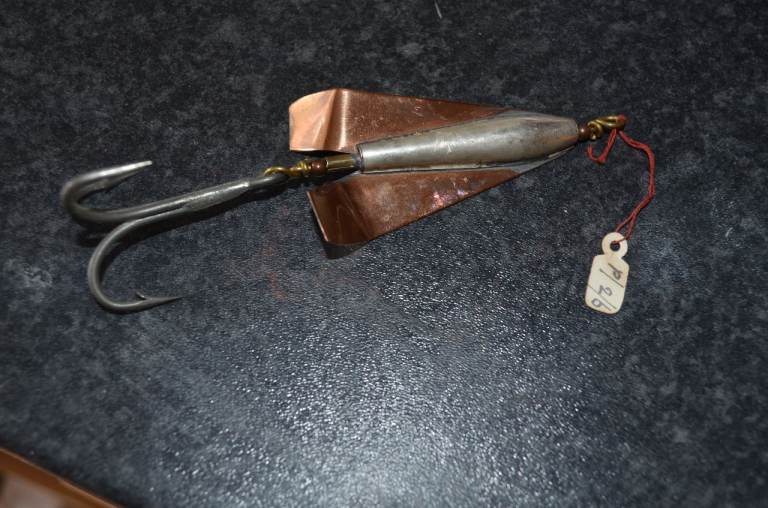A RARE VINTAGE No 6 HEARDER OF PLYMOUTH ' COPPER TONE '  LURE rare FACTORY STORES  Cat No