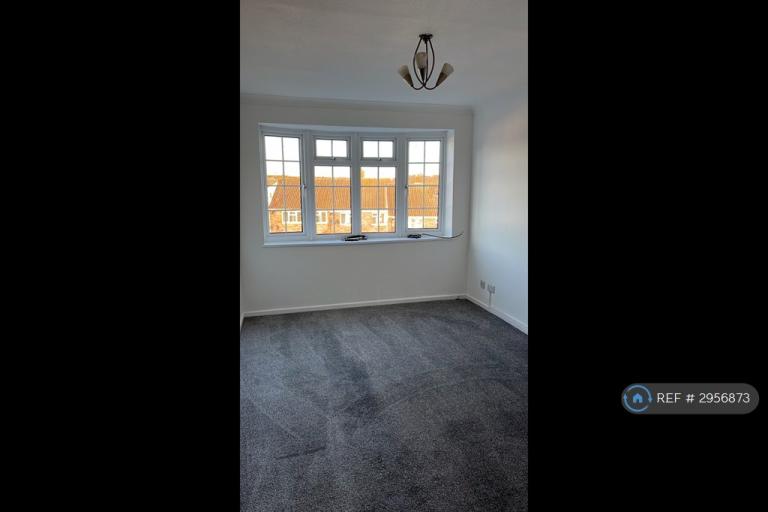 1 bedroom flat in Wells Road, Rochester, ME2 (1 bed) (#2956873)