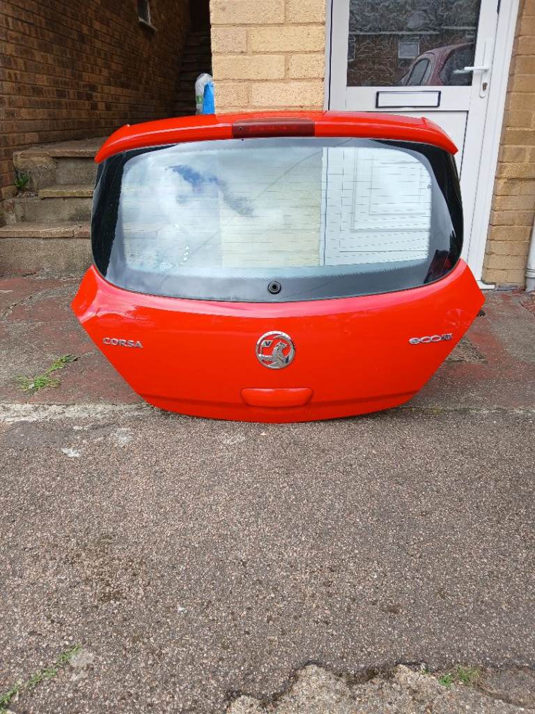 Corsa D red bootlid 