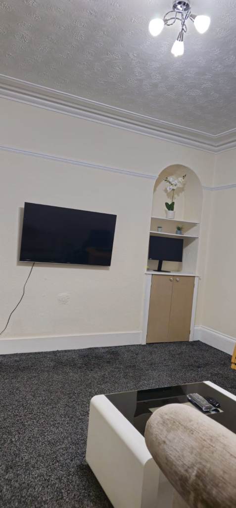 2 bedroom flat (recently renovated) on George Street, Aberdeen, AB25