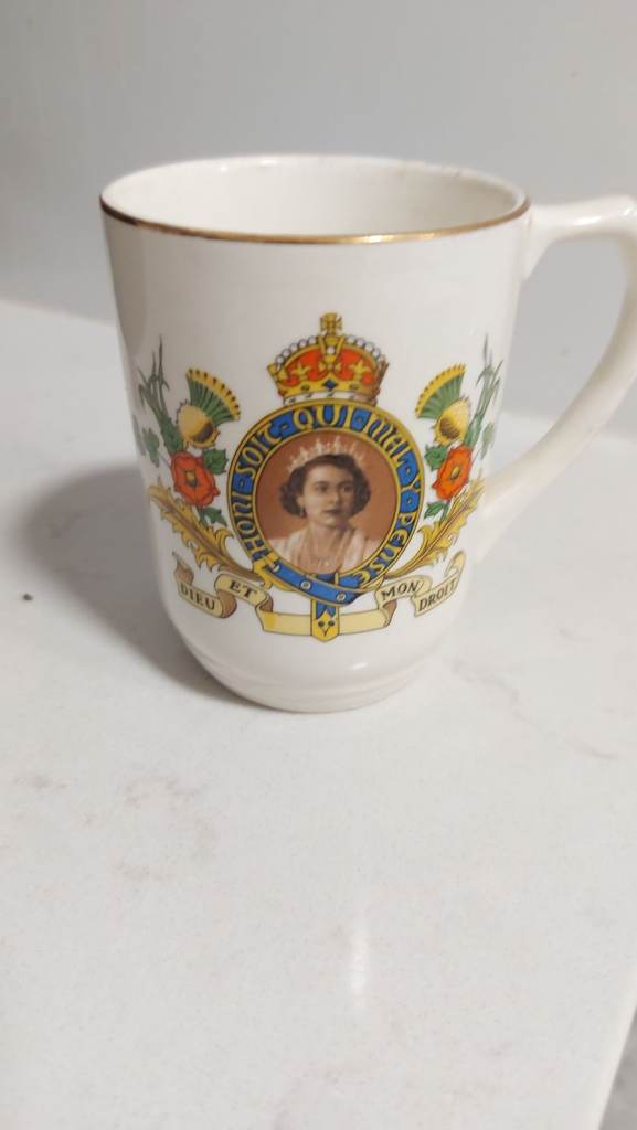 Queen Elizabeth II Coronation Commemorative Mug – Good Condition