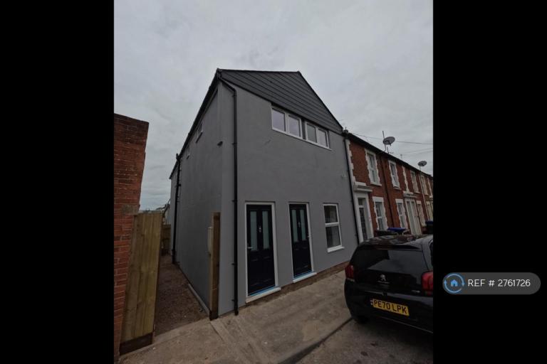 2 bedroom flat in Meadow Road, Salisbury, SP2 (2 bed) (#2761726)