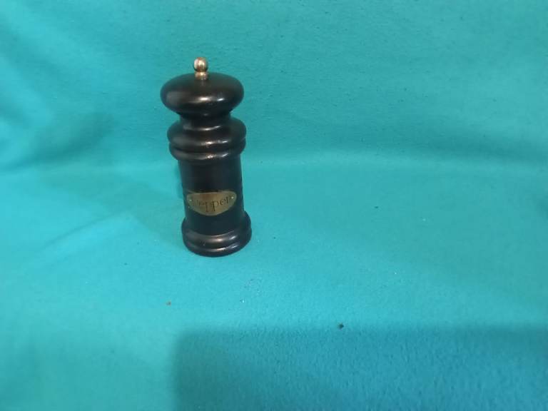 Classic Black Wooden Salt or Pepper Mill – Good Condition
