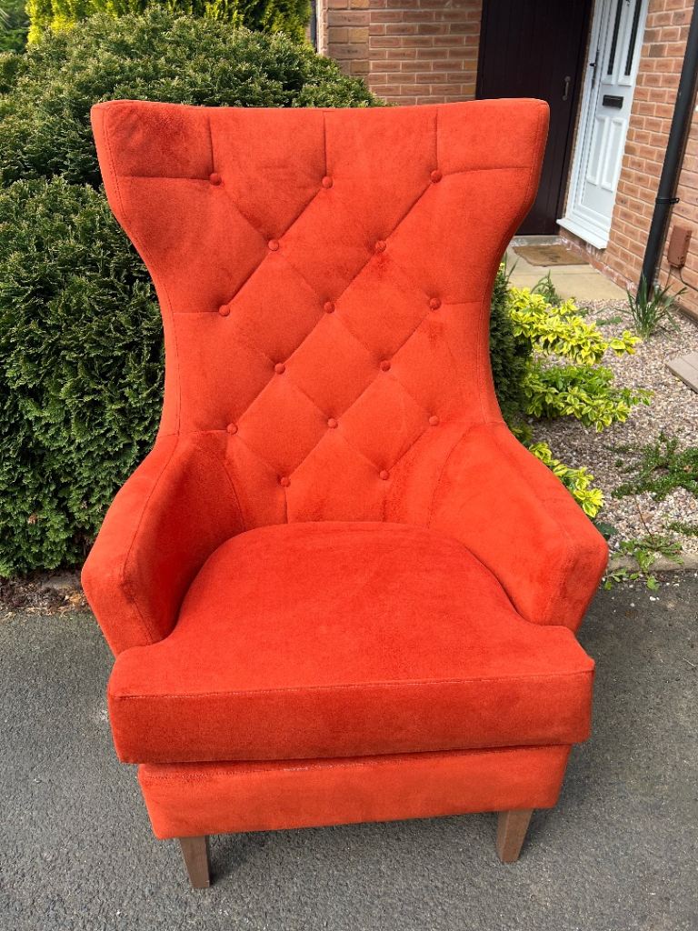 4 WOODEN MID CENTURY STYLE DINING CHAIRS. 
