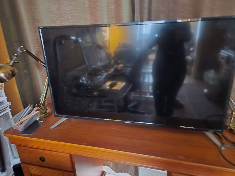 Sharp tv  40 ins screen  working fine with remote control