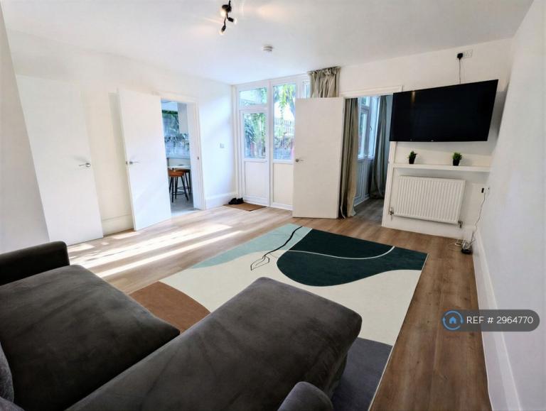 1 bedroom flat in Kirwyn Way, London, SE5 (1 bed) (#2964770)