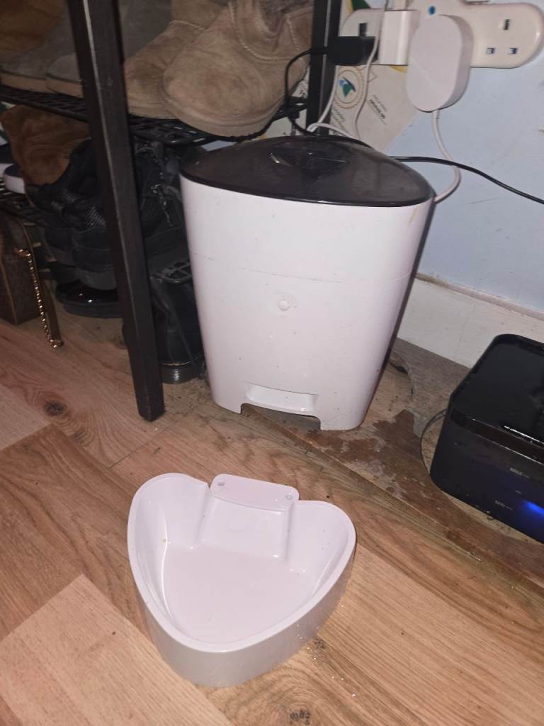 Smart pet feeder