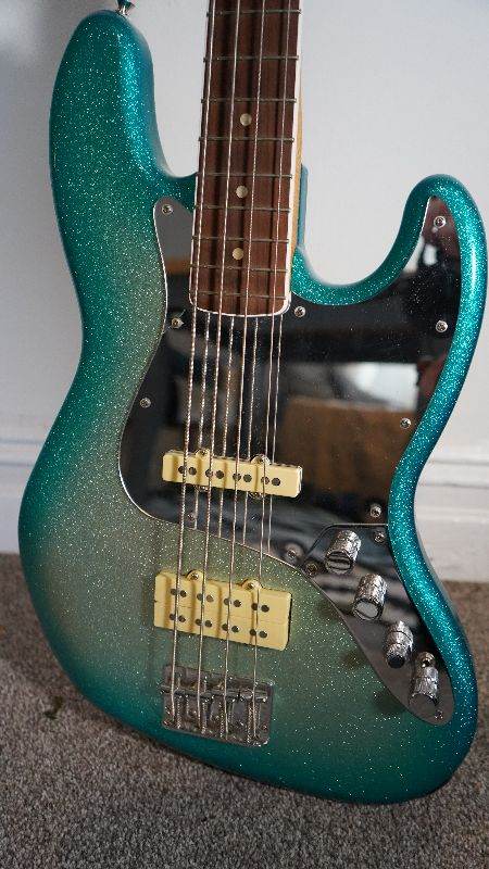 Female Bass - Fender - Blue De Tiger - Limited Edition 