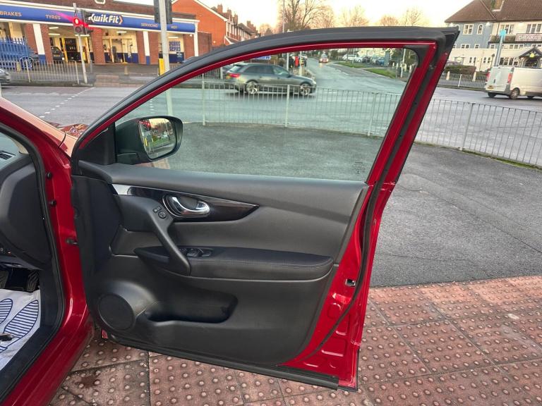 2015 Nissan Qashqai 1.2 DiG-T N-Tec+ 5dr HATCHBACK PETROL Manual