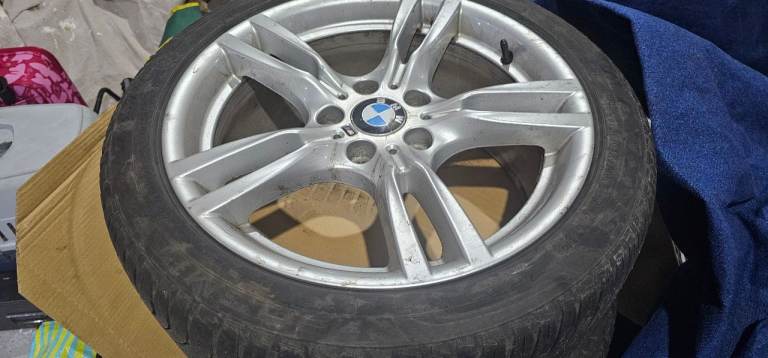 Bmw Alloy wheels 18" with Tyres 400m