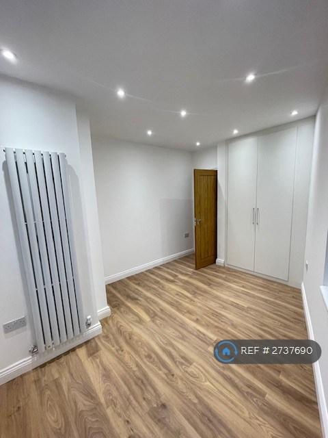 3 bedroom flat in North Gardens, London, SW19 (3 bed) (#2737690)