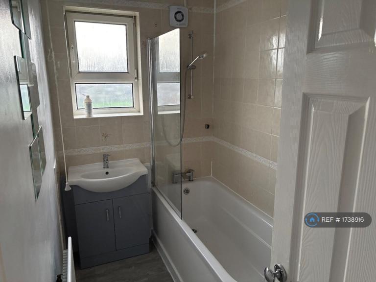 3 bedroom flat in Fir Tree Grove, Sutton Coldfield, B73 (3 bed) (#1738916)