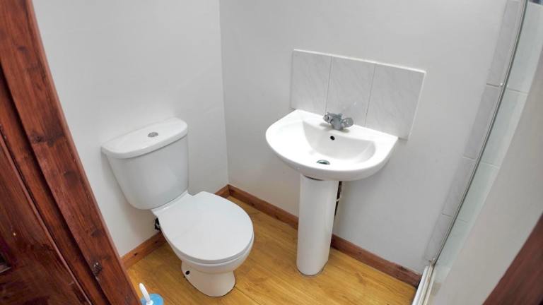 En-suite double room including bills for single occupancy Postcode LU3 1DJ
