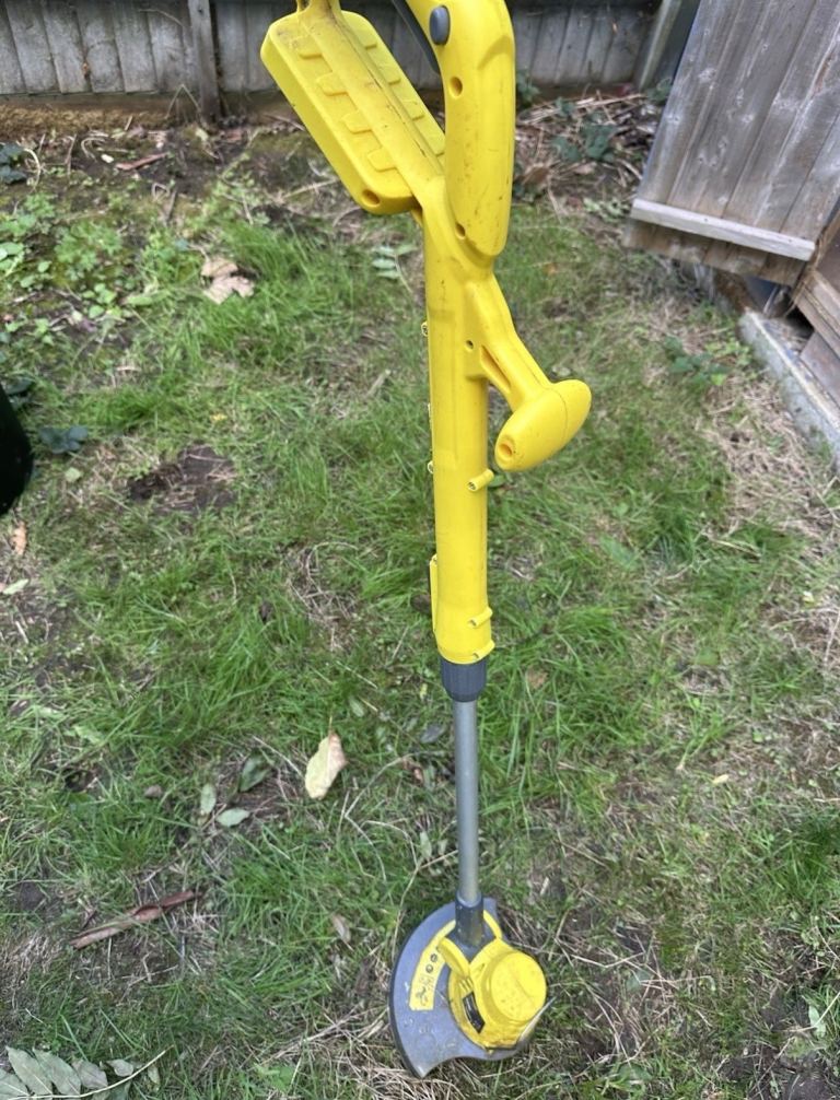 Challenge cordless strimmer with included charger and battery