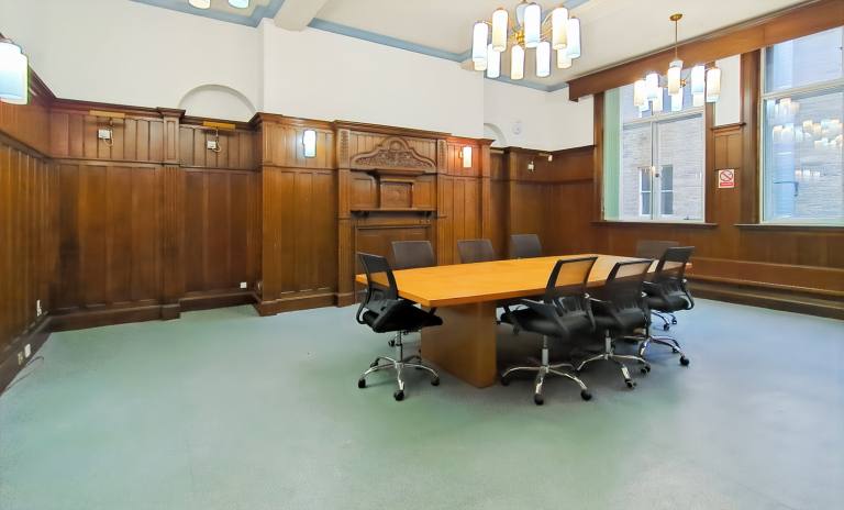 Huddersfield - HD1 1LN \ Private Office with 4 Desks