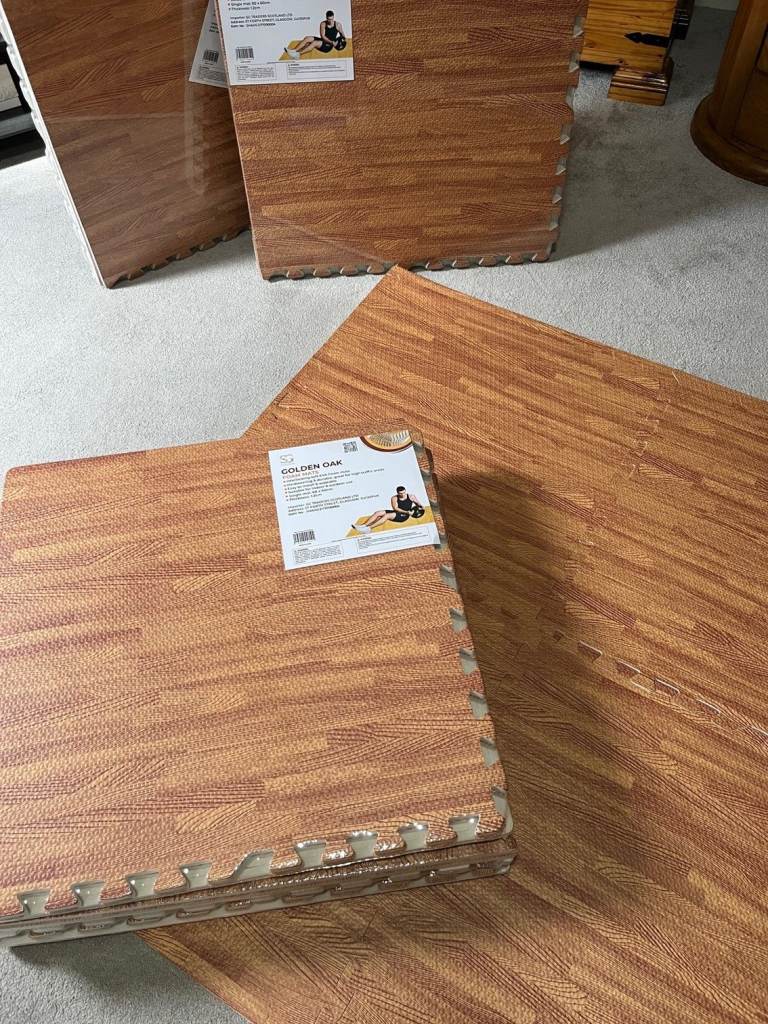 Interlocking foam cushion flooring tiles 24"x24" (60x60cm) in Golden Oak - 5 packs (4 per pack).  