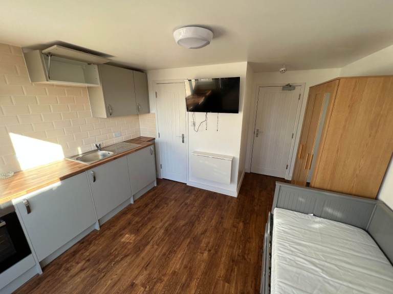 Studio to rent - all bills inc. - £950 a month NO AGENTS