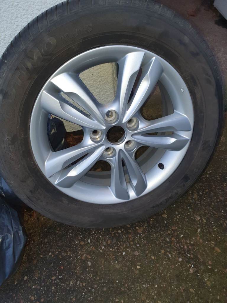Hyundai IX35 alloy wheel and tyre