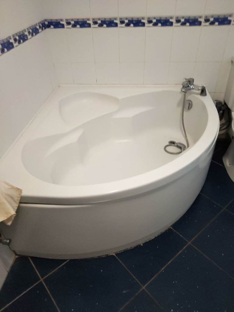 Bath tub - Available in East London