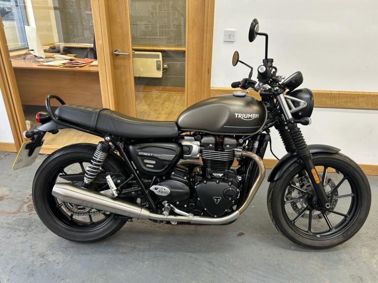 TRIUMPH Street Twin 900, lovely condition with 8382 miles 2021