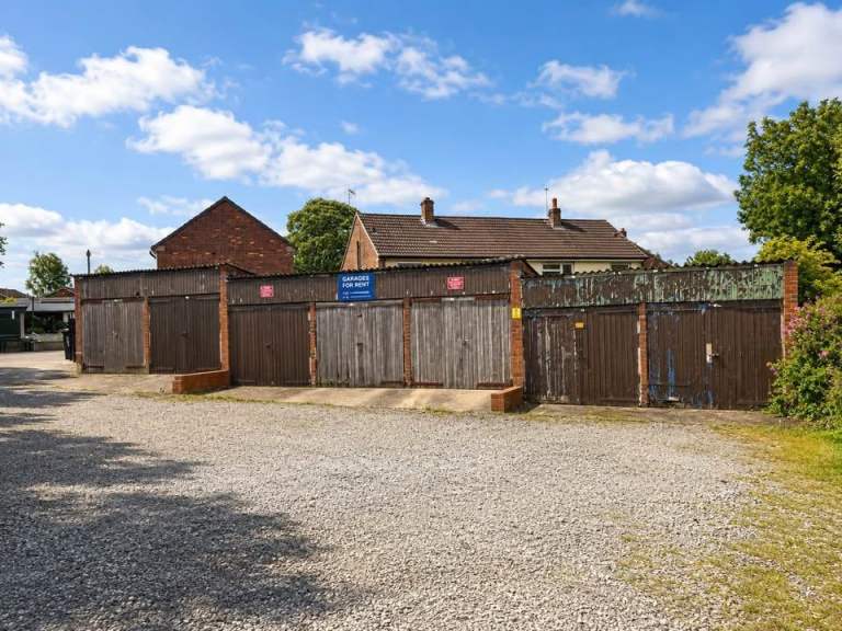 Garage to Rent – Newcastle-under-Lyme (ST5)