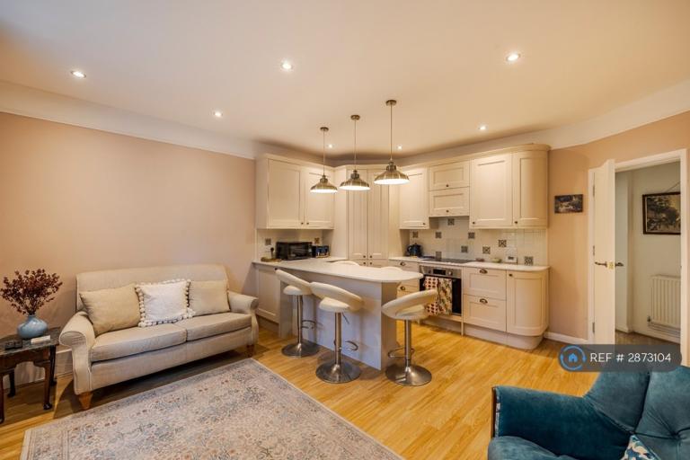 2 bedroom flat in Upper Richmond Road, Putney, London, SW15 (2 bed) (#2873104)