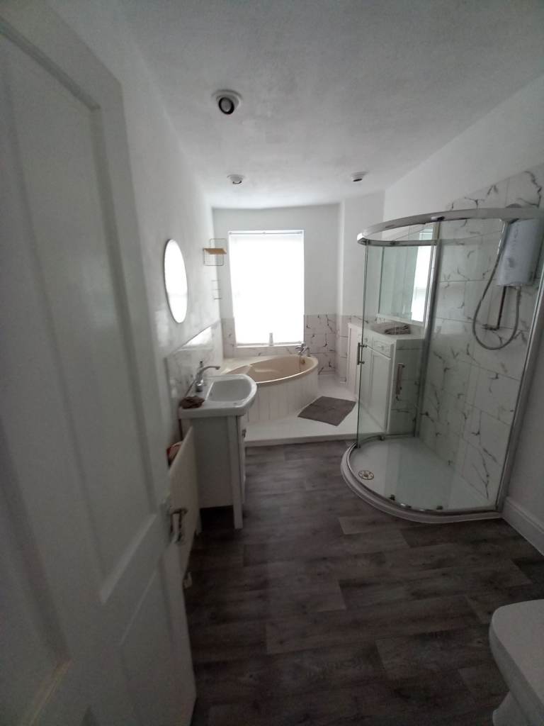 Two part furnished double rooms available in a popular and lively part of Bristol
