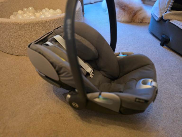 Cybex platinum baby car seat, 360 spin base and mamas and papas pram attachment 