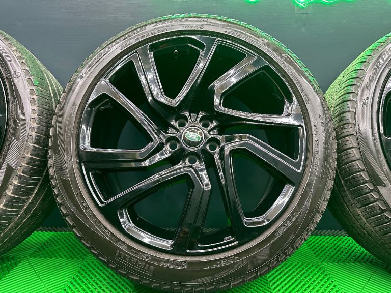 Land Rover Discovery 5 22” Powdered Gloss Black alloy wheels - style 5025 & 5/7mm+ Pirelli’s!