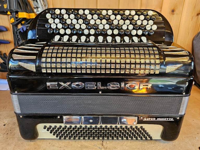 Excelsior Mod 610, Super Musette, 4 Voice Musette (LMMM), 5 Row C System, Chromatic Accordion.