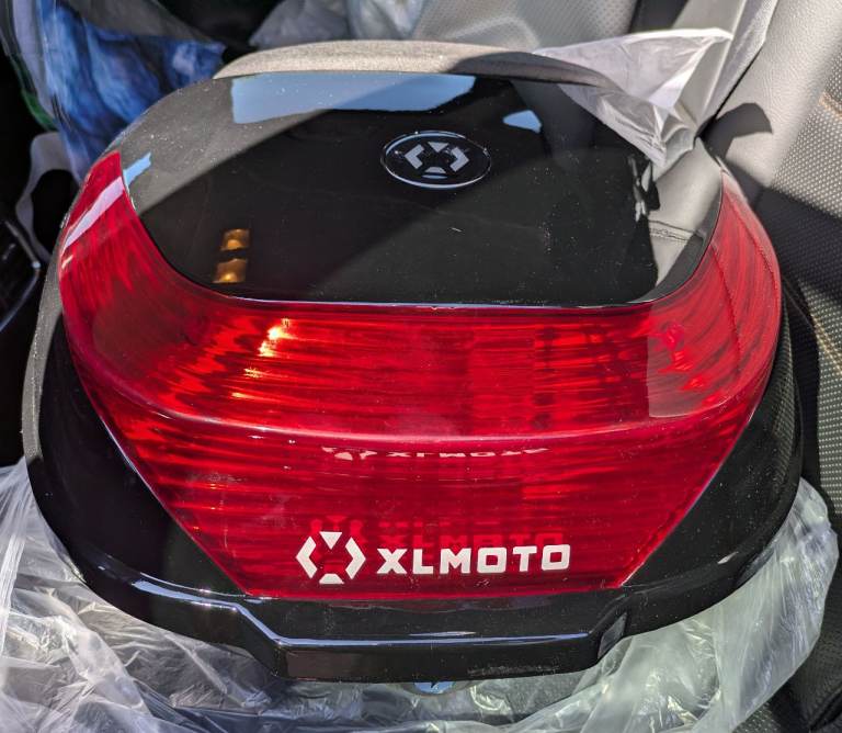 Motorcycle top box with keys - New