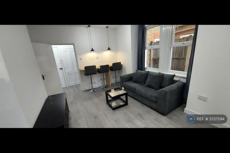 2 bedroom flat in Gilbey Road, London, SW17 (2 bed) (#2737594)