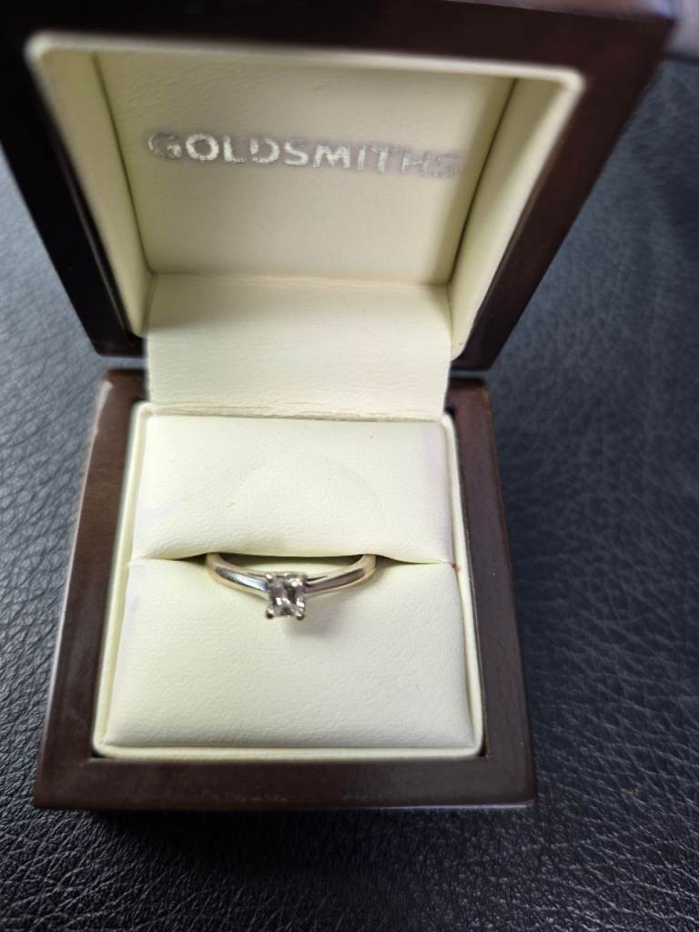 Goldsmiths 18ct white gold Diamond Ring 
