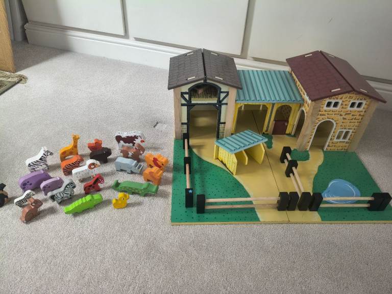 Wooden Farm & 20 + animals RRP £89